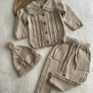 Ensemble en maille 3 pièces. Gilet, Pantalon avec son bonnet